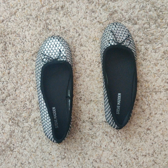 Steve Madden Other - Steve Madden Monochrome Patterned Flats